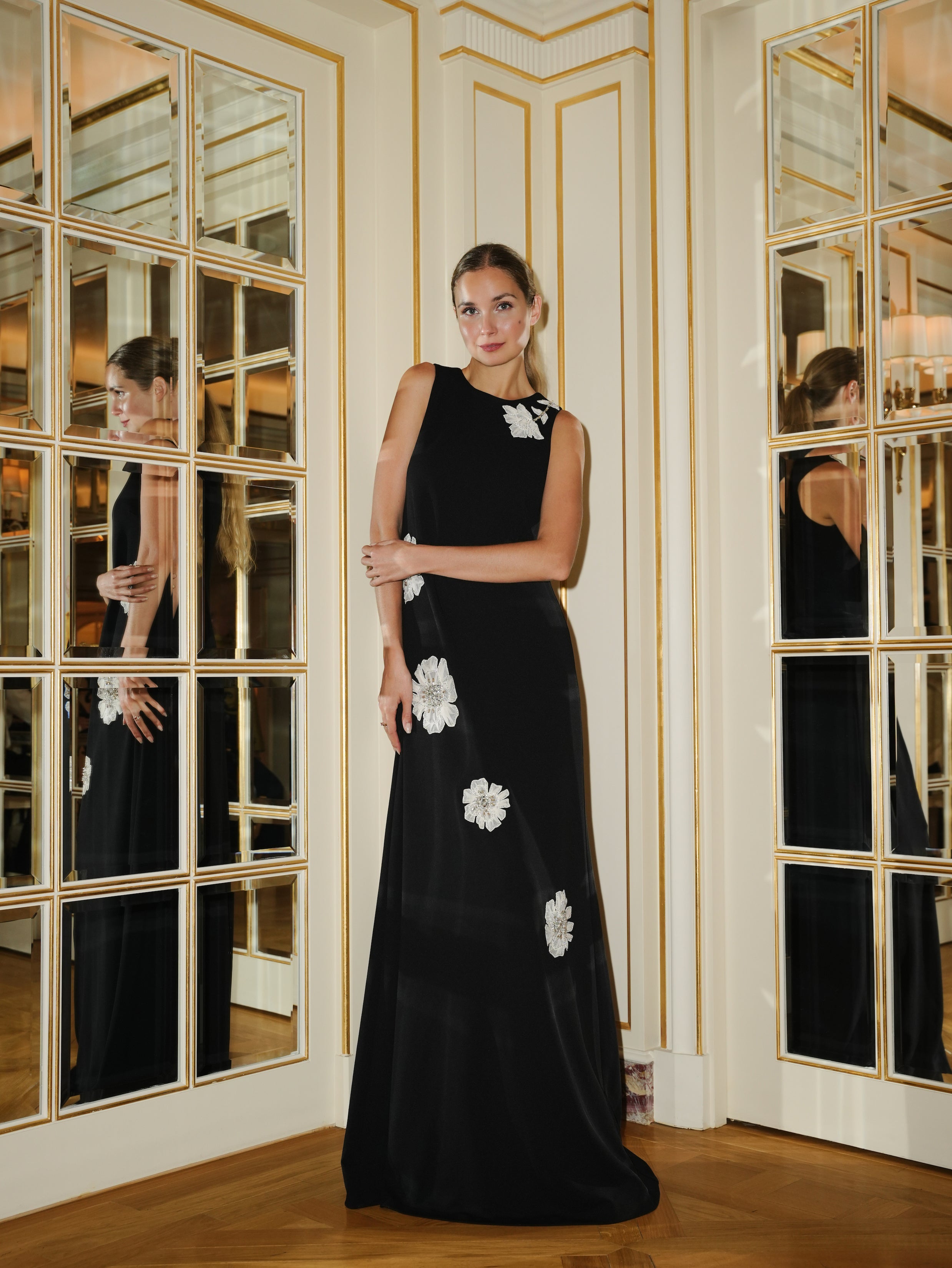 CREPE GOWN WITH APPLIQUE FLOWERS BLACK/ IVORY