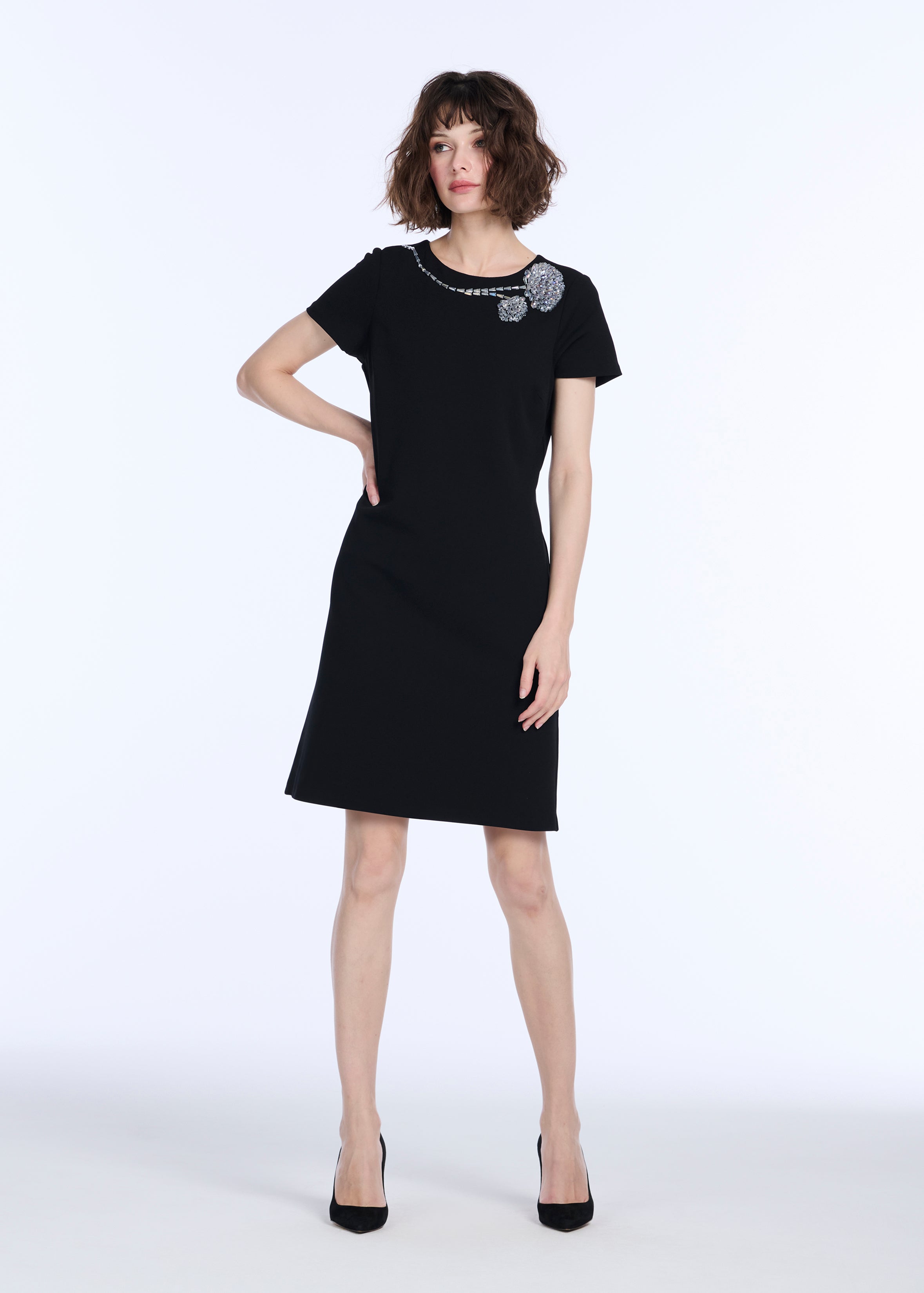 STRETCH CREPE SHORT SLEEVE COCKTAIL DRESS WITH CRYSTAL PEONY BLACK