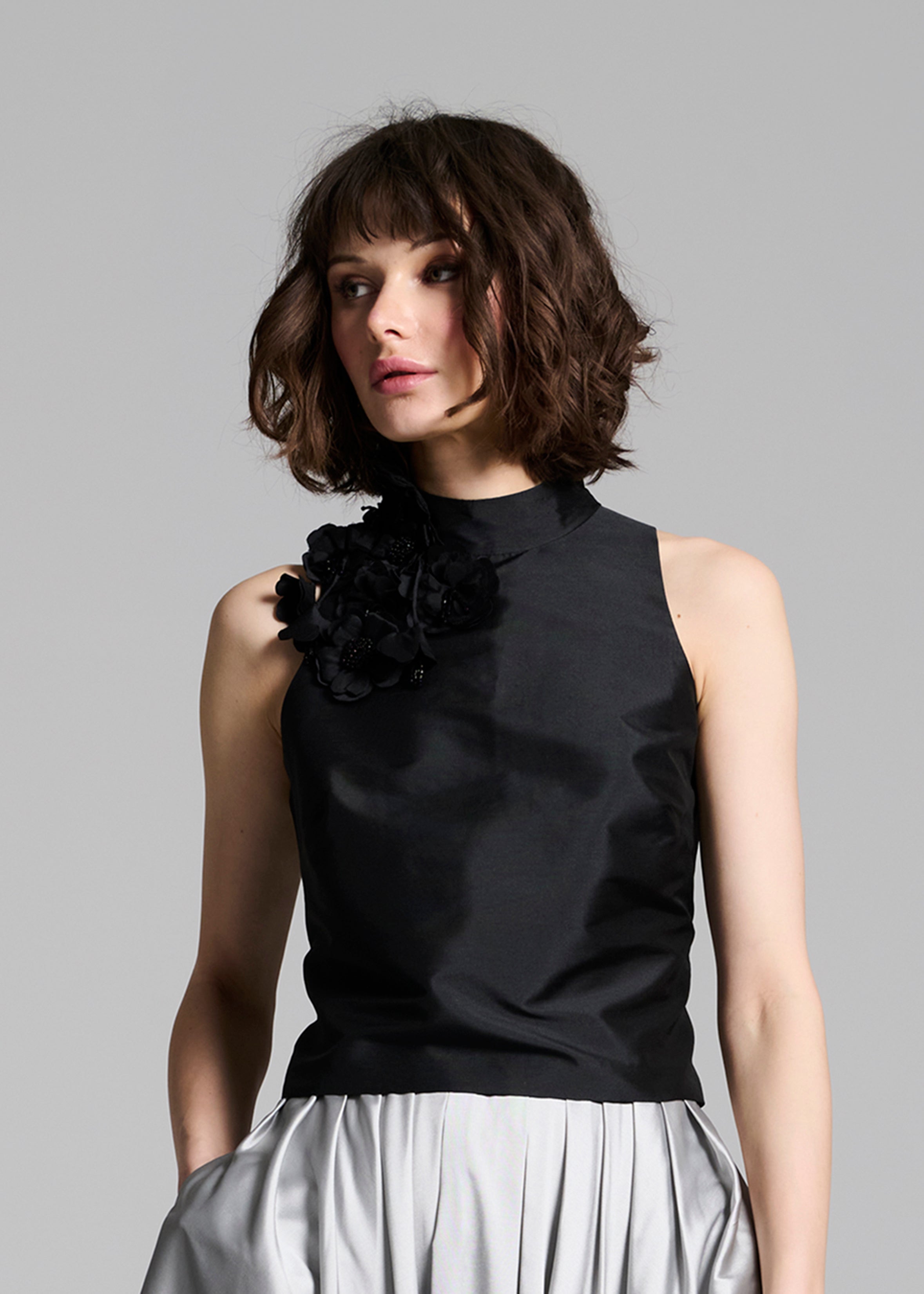 TAFFETA 3D APPLIQUÈ FLORAL SHELL BLACK