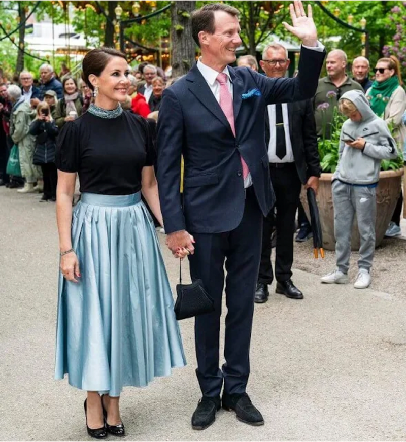 LIGHT BLUE TAFFETA TEA LENGTH MIDI SKIRT